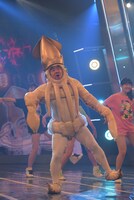 SUPER☆GiRLSを従え踊るイカ大王。写真はリハーサル時のもの。(c)NHK