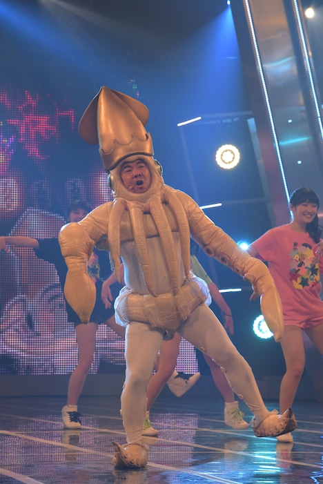 SUPER☆GiRLSを従え踊るイカ大王。写真はリハーサル時のもの。(c)NHK