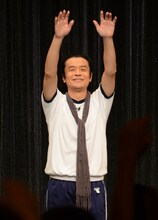 ラジオ体操を行う大山英雄。