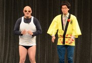 サングラスを使った芸を披露するくまだまさし（左）ともりやすバンバンビガロ（右）。