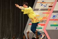 一輪車に乗るもりやすバンバンビガロ。