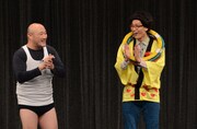 ネタコーナーに登場したくまだまさし（左）ともりやすバンバンビガロ（右）。