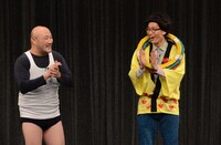 ネタコーナーに登場したくまだまさし（左）ともりやすバンバンビガロ（右）。