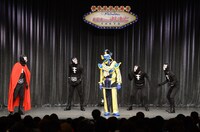 怪人たちに囲まれたビッグマウンテンヒデオー（中央）。