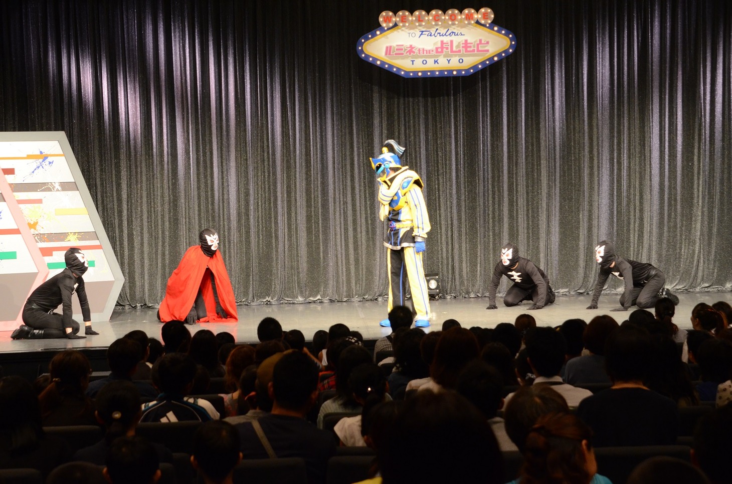怪人たちに勝利したビッグマウンテンヒデオー（中央）。