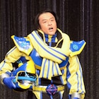 大山英雄扮するヒーロー・ビッグマウンテンヒデオー、怪人から子供を守る