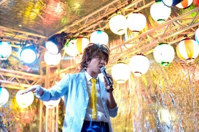 木村拓哉のモノマネを披露するホリ。