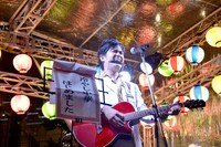 「冷やし中華はじめました」を熱唱するAMEMIYA。