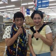 クリス松村（左）とのロケに参加した北陽・虻川。(c)日本テレビ