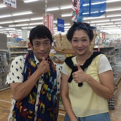 クリス松村（左）とのロケに参加した北陽・虻川。(c)日本テレビ