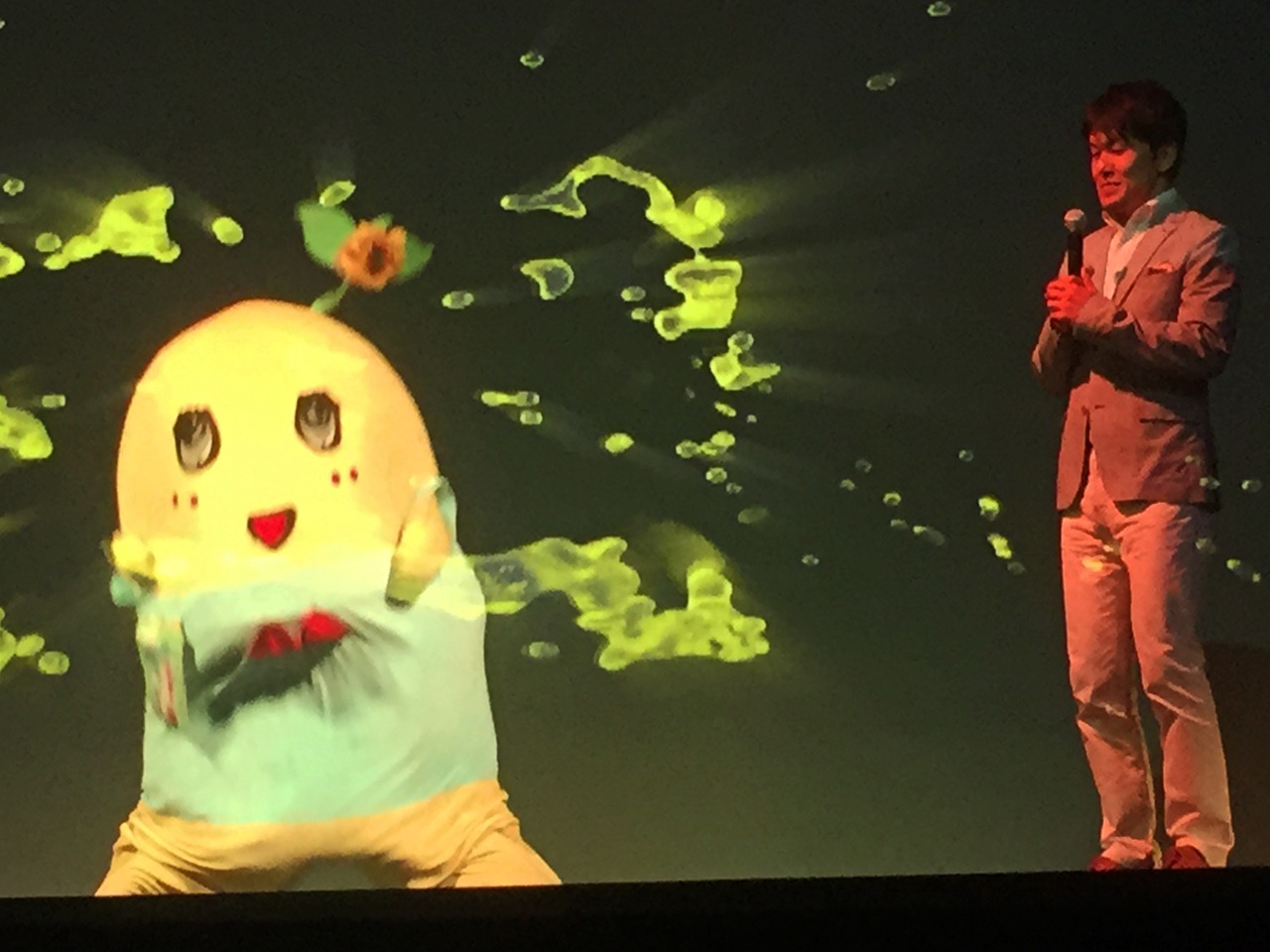 ホログラフィックの梨汁を吹き出すふなっしーと、土田晃之。