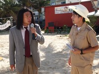 グアム・サポーターを務めるあばれる君（左）。（c)NTV