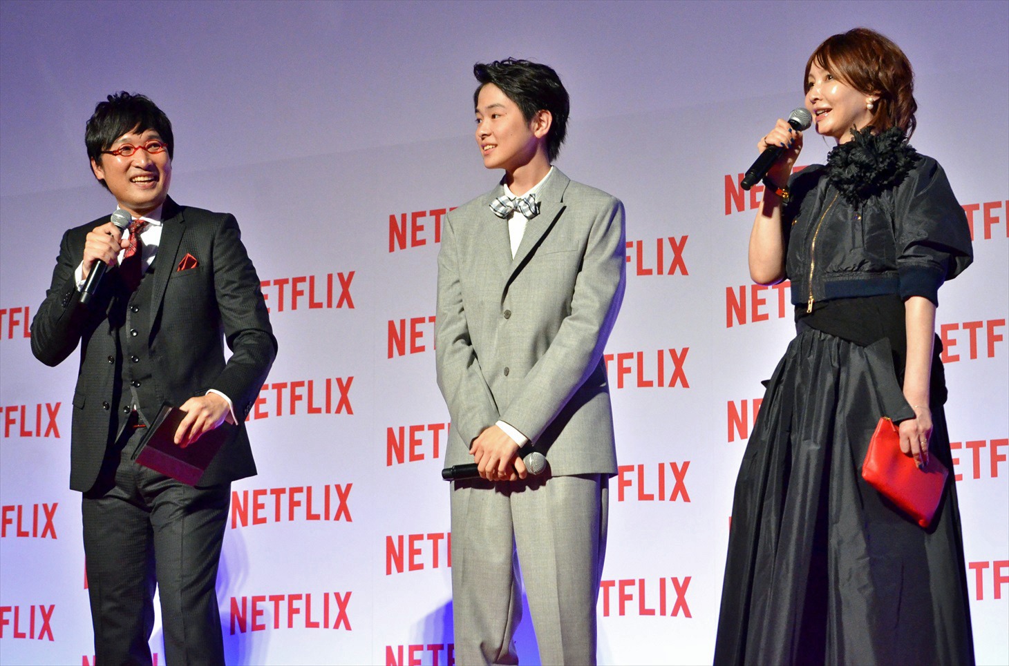 「TERRACE HOUSE BOYS & GIRLS IN THE CITY」に出演する（左から）南海キャンディーズ山里、望月歩、YOU。
