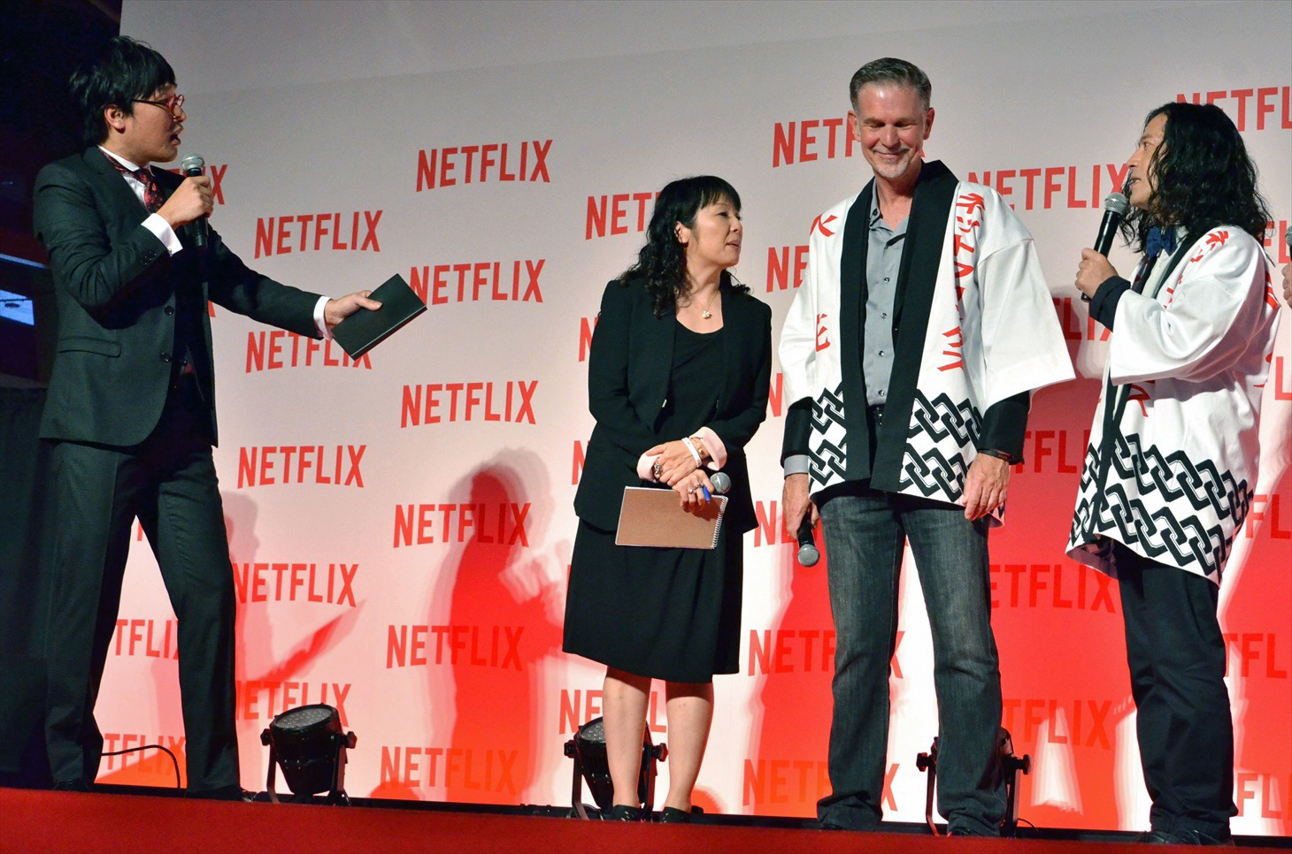 「Netflix ジャパンローンチパーティ」でMCを務めた南海キャンディーズ山里（左端）と、ゲストのピース又吉（右端）。