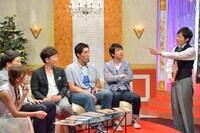 「チマタのテッパン」にやって来たフットボールアワーらと、店員の和牛・川西（右端）。(c)MBS