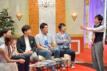 「チマタのテッパン」にやって来たフットボールアワーらと、店員の和牛・川西（右端）。(c)MBS