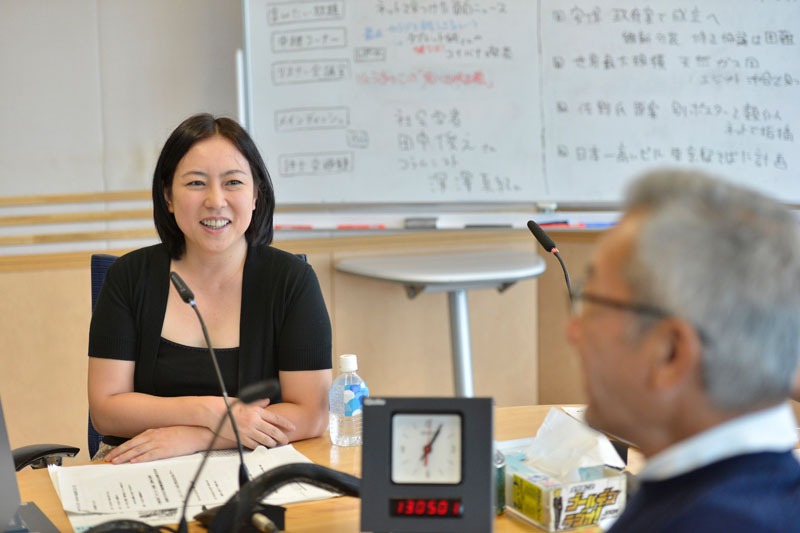 大竹まこととのトークを繰り広げる倉田真由美。