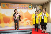キャンペーンオリジナルソング「福井さんちの三旨米」を歌う水谷千重子８左）。(c)吉本興業