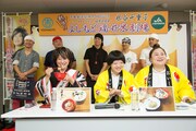 福井米を使った人気ラーメン店の新メニューを試食する水谷とおかずクラブ（手前左から）。(c)吉本興業