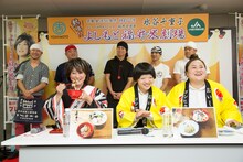 福井米を使った人気ラーメン店の新メニューを試食する水谷とおかずクラブ（手前左から）。(c)吉本興業