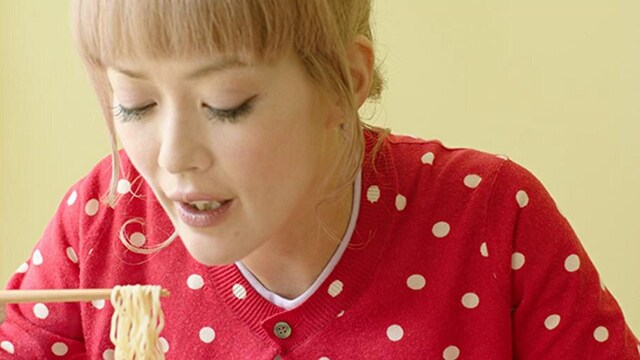 「明星 チャルメラ」シリーズの新CMに出演する松嶋尚美。