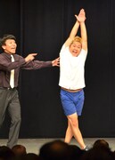 ライブの最後にギャグ「ミトコンドリア！」を繰り出す信清（右）。