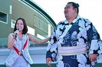 （左から）小川麗奈、琴奨菊。