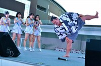 四股を踏む琴奨菊（右端）。