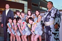 こぶしファクトリーと鳴戸親方（左端）、琴奨菊（右端）。