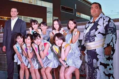 こぶしファクトリーと鳴戸親方（左端）、琴奨菊（右端）。