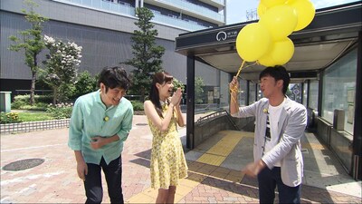 左からココリコ田中、新川優愛、スピードワゴン小沢。 (c)メ～テレ