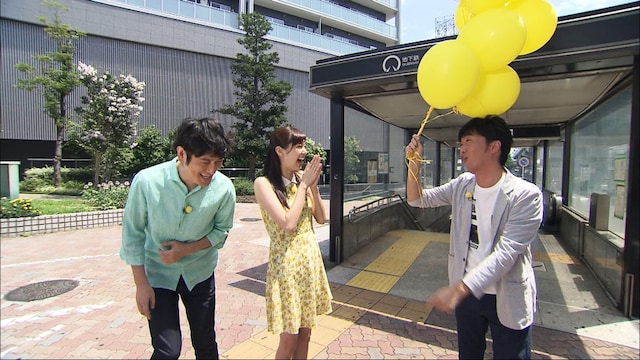 左からココリコ田中、新川優愛、スピードワゴン小沢。 (c)メ～テレ