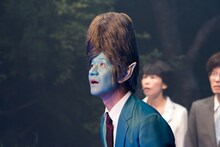 コント「宇宙人総理」で樹木希林演じる宇宙人を見上げる内村光良。 (c)NHK