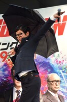 傘を用いたギャグを披露する流れ星ちゅうえい。