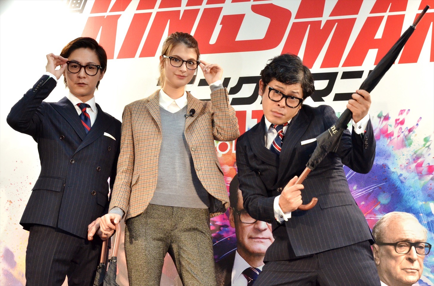 映画「キングスマン」の公開記念イベントに出演した流れ星とマギー（中央）。