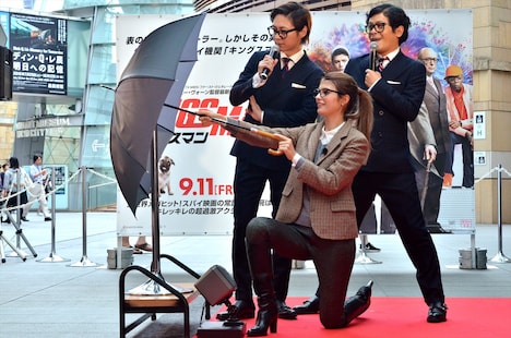 傘の内側に映像を投影する技術「アンブレラシアター」を体験した流れ星とマギー（手前）。