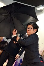 傘を用いたギャグを披露する流れ星ちゅうえい。