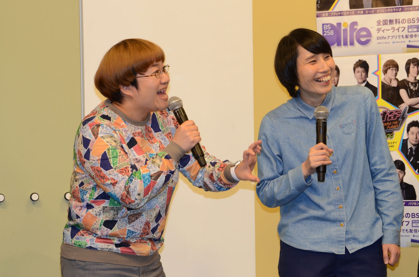 会見中のハリセンボン。