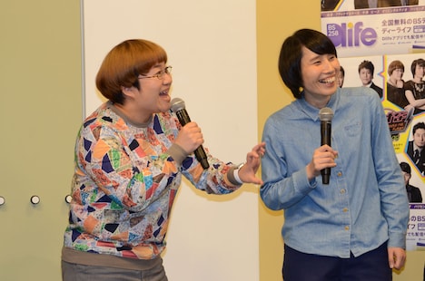 会見中のハリセンボン。