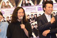 会見中のピース。