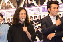 会見中のピース。