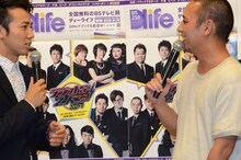 ポスターに写っているオリエンタルラジオ中田について話すピース綾部と千鳥・大悟（左から）。