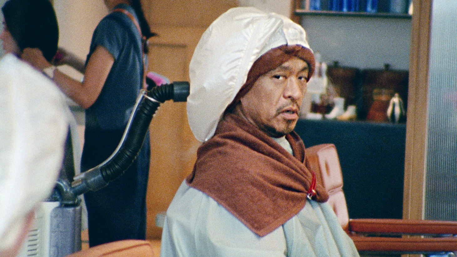 タウンワークの新CM「美容室編」のワンシーン。