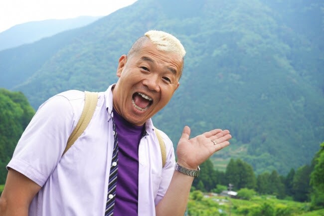 ウド鈴木「旅してゴメン」で描いた思い出の色紙180枚展示