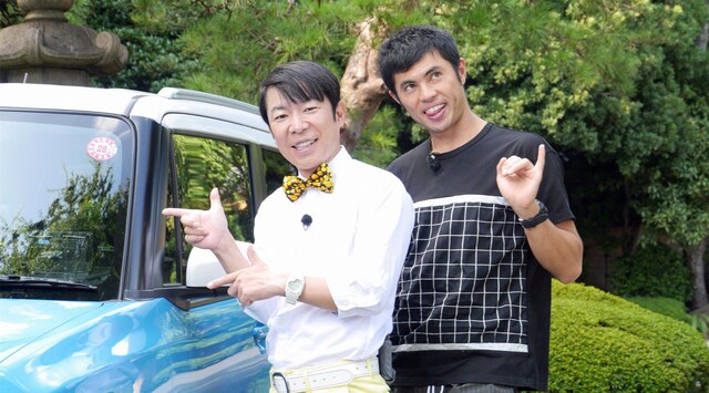「極上空間 ～小さなクルマ、大きな未来。～」に出演する（左から）ダンディ坂野、小島よしお。(c)BS朝日