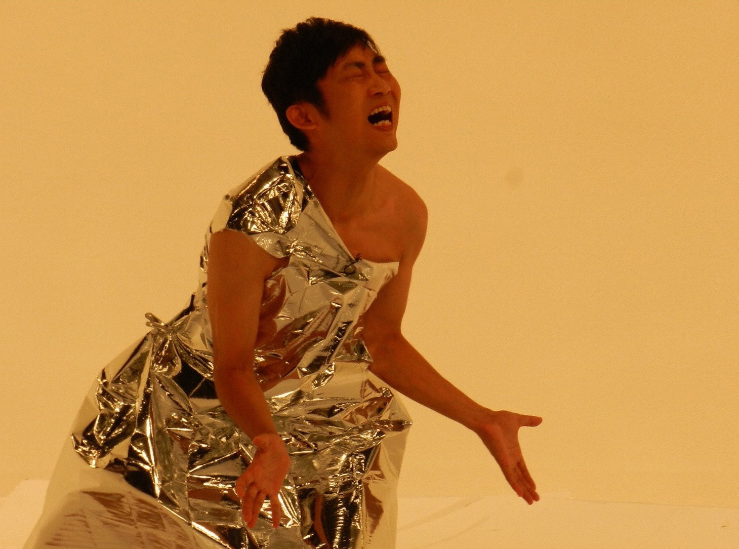 映画「アントマン」にちなんだ新作コントを披露する石田。(c)ABC