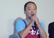 挨拶をするマキタスポーツ。