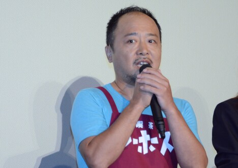 挨拶をするマキタスポーツ。