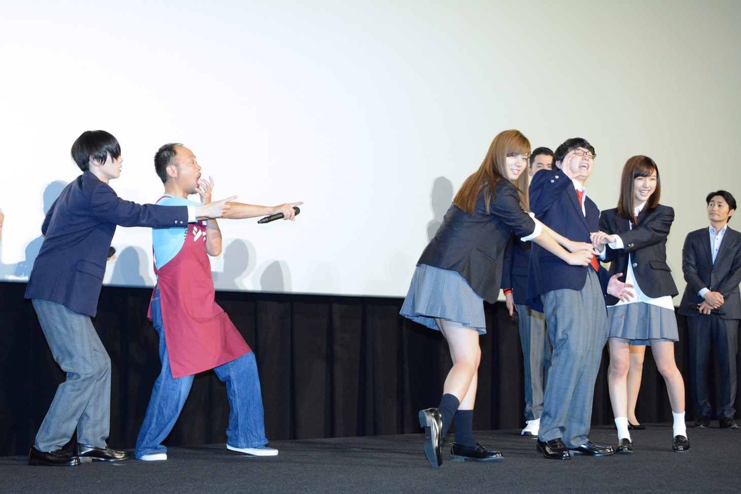 池田と真野が染谷の制服のボタンを引きちぎる場面。
