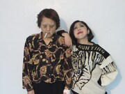 「日本エレキテル連合のおしゃべりカメラ」撮影の様子。「ナニワシンドローム」のケンとクミに扮する橋本と中野（左から）。